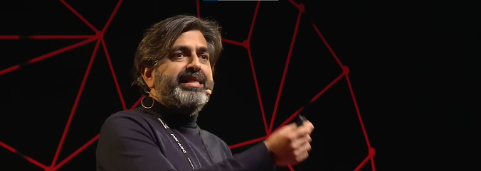 Arun Mansukhani. Psicólogo reconocido en Málaga y España. Aparece dando una charla TED en la foto.